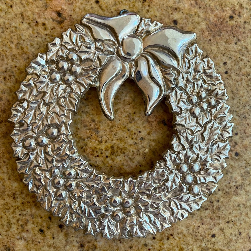 Vintage Christmas wreath trivet Italian Gorham silverplate 1982